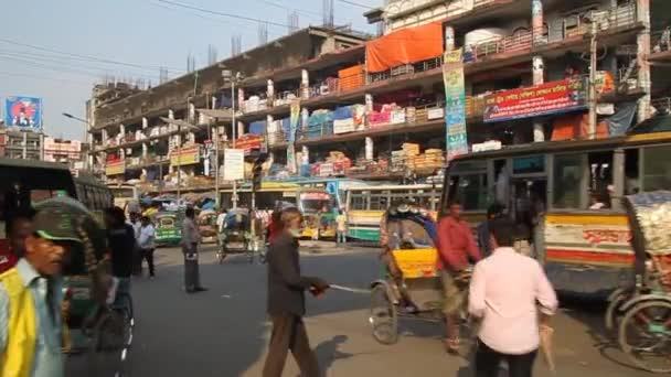 Vista de una calle en el barrio Gulistan de Dhaka, Bangladesh — Vídeo de stock