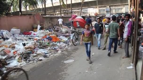 Σκουλαρίκια με σκουπίδια και rickshaws στην οδό Siddique Bazar στο κέντρο της Ντάκα, Μπαγκλαντές — Αρχείο Βίντεο