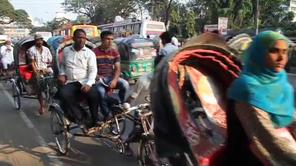 Utsikt över en gata i Gulistan stadsdelen Dhaka, Bangladesh — Stockvideo