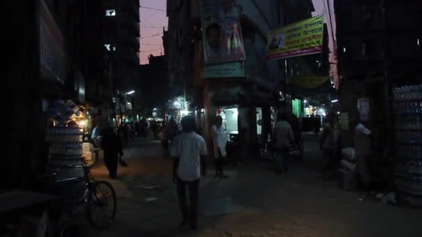 Vista nocturna de un tráfico en callejones estrechos de Old Dhaka, Bangladesh — Vídeo de stock