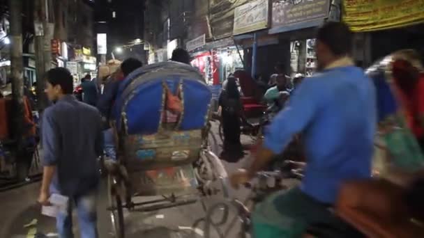 Nattutsikt över en trafik i smala gränder i Old Dhaka, Bangladesh — Stockvideo
