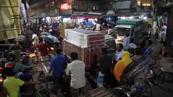 Ночной вид на пробку в узких переулках Старой Дакки, Бангладеш — стоковое видео
