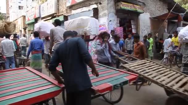 Τοπικοί εργαζόμενοι που μεταφέρουν ογκώδεις σακούλες στην Παλιά Ντάκα, Μπαγκλαντές — Αρχείο Βίντεο