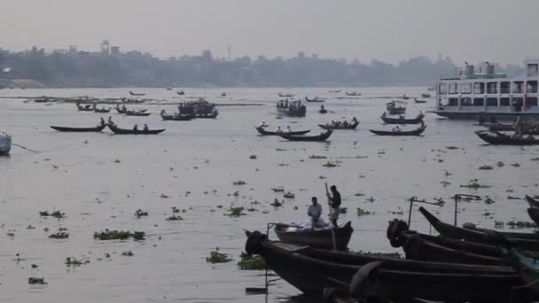 Små träbåtar vid floden Buriganga i Dhaka, Bangladesh — Stockvideo