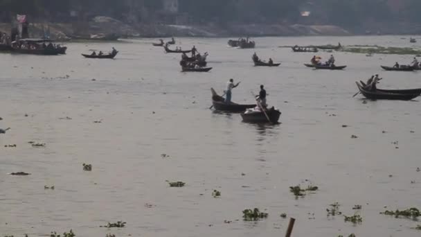 Små träbåtar vid floden Buriganga i Dhaka, Bangladesh — Stockvideo