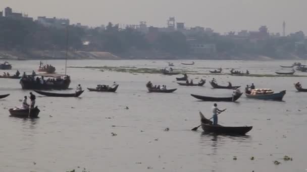 Små träbåtar vid floden Buriganga i Dhaka, Bangladesh — Stockvideo