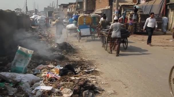 孟加拉国达卡市中心Sadarghat-Gabtoli路的垃圾堆和人力车 — 图库视频影像