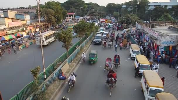 Bangladeş, Dhaka 'da Mirpur Yolu' nda trafik — Stok video