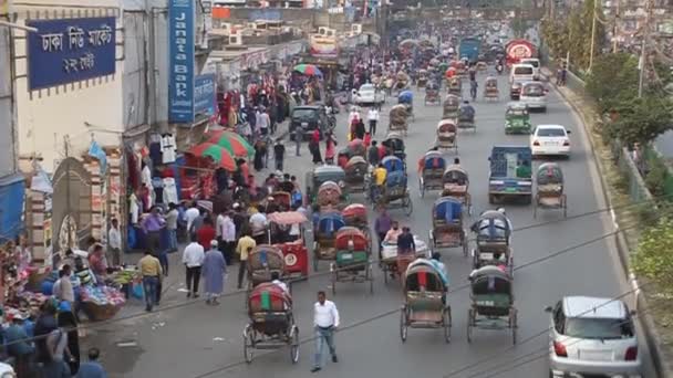 Tráfego que consiste principalmente de ciclo risckshaws na Mirpur Road em Daca, Bangladesh — Vídeo de Stock