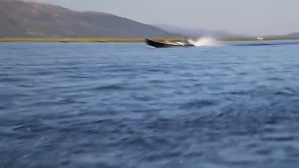 Pessoas em um barco no lago Inle, Mianmar — Vídeo de Stock