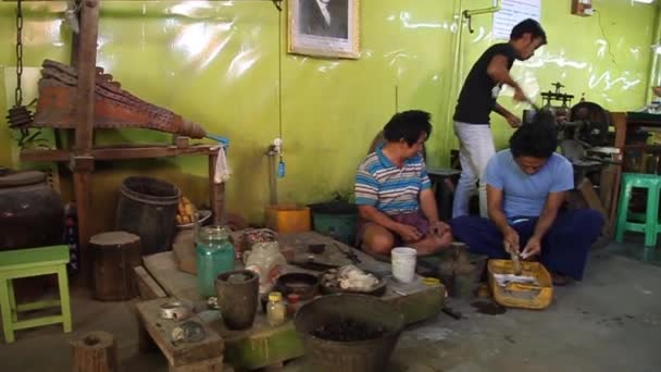 Atelier d'orfèvrerie dans un village au lac Inle, Myanmar — Video