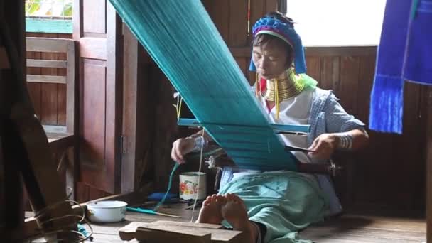 Mujer de cuello largo Kayan está tejiendo una tela en un taller en Inle Lake, Myanmar — Vídeos de Stock