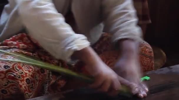 Пряди лотоса в мастерской Мьят Пвинт Чел в деревне Пав Кхоне на озере Инле, Мьянма — стоковое видео