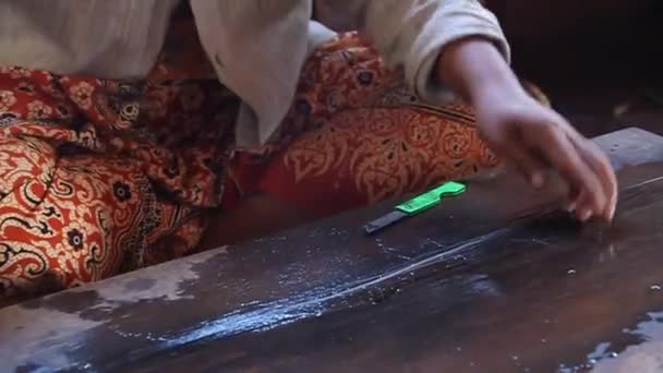 Fili di loto a Myat Pwint Chel laboratorio di tessitura Inn Paw Khone villaggio a Inle lago, Myanmar — Video Stock