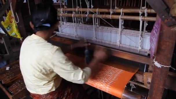 Myat Pwint Chel 'de işçi Inle Gölü, Myanmar' daki Paw Khone köyünde dokuma atölyesi — Stok video