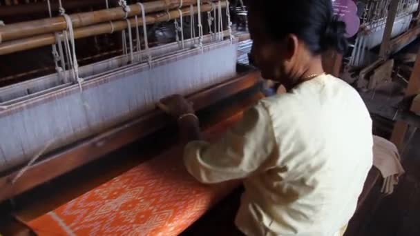 Работник ткацкой мастерской Митат Пвинт Чель в деревне Пав Кхон на озере Инле, Мьянма — стоковое видео