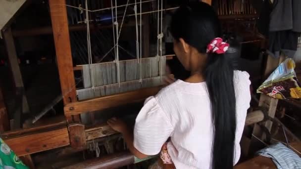 Myat Pwint Chel手織りワークショップの労働者｜イン・パウ・コーン村(ミャンマー) — ストック動画