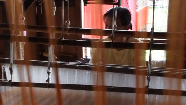 缅甸Inle湖Myat Pwint Chel编织车间Inn Paw Khone村的工人 — 图库视频影像
