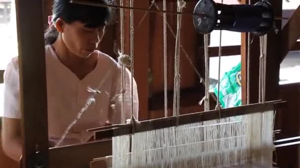 Myat Pwint Chel 'de işçi Inle Gölü, Myanmar' daki Paw Khone köyünde dokuma atölyesi — Stok video