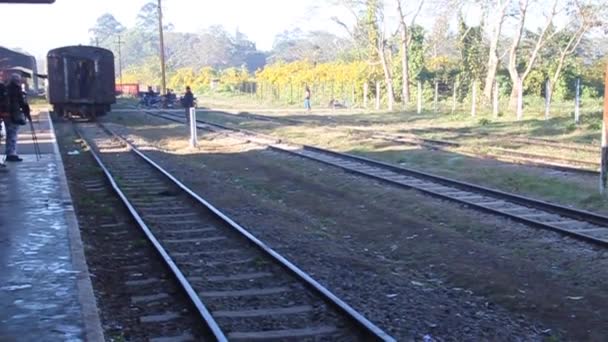 Tren en la estación de tren de Pyin Oo Lwin, Myanmar — Vídeos de Stock