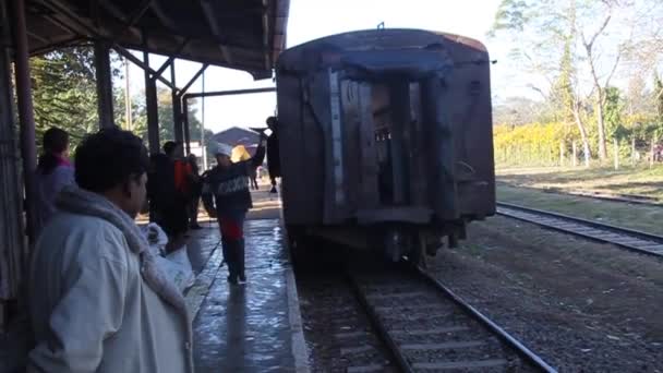 Tåg vid järnvägsstationen i Pyin Oo Lwin, Myanmar — Stockvideo