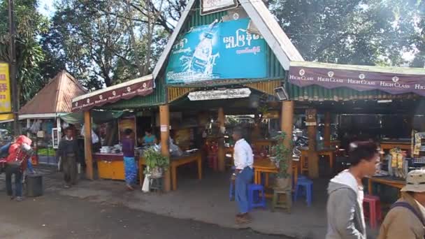 Piccolo ristorante sulla stazione ferroviaria di Kyaukme, Myanmar — Video Stock