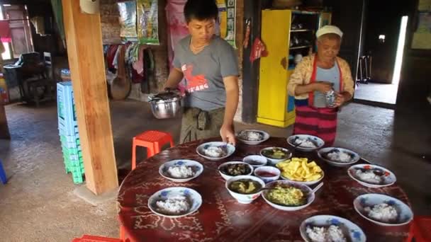 ミャンマー・シェポー周辺のガイド付きハイキングの参加者のためのホームステイでの昼食 — ストック動画