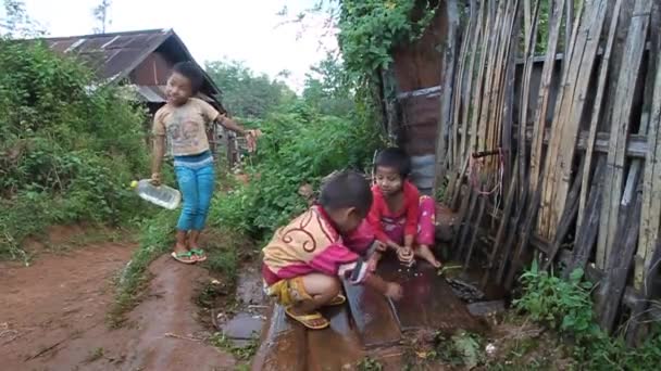 Lokala barn i en by nära Hsipaw, Myanmar — Stockvideo