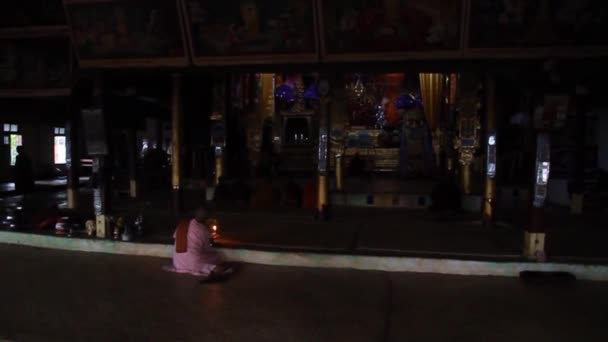 Hsipaw附近一座村庄寺庙的内部 — 图库视频影像