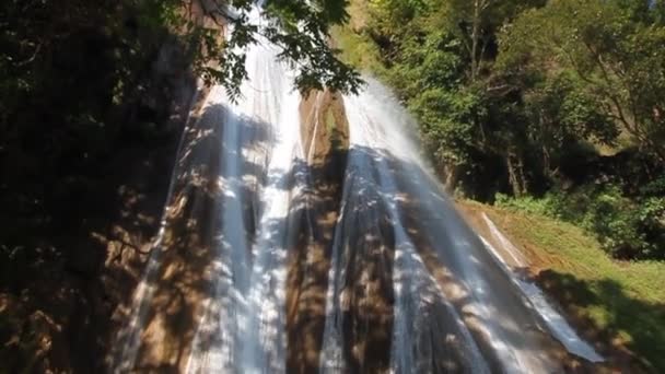 Nam Tuk waterval bij Hsipaw — Stockvideo
