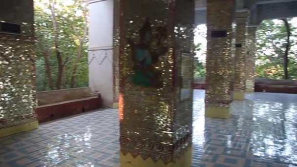 ミャンマーのマンダレー丘のふもとにある小さな寺院の内部 — ストック動画