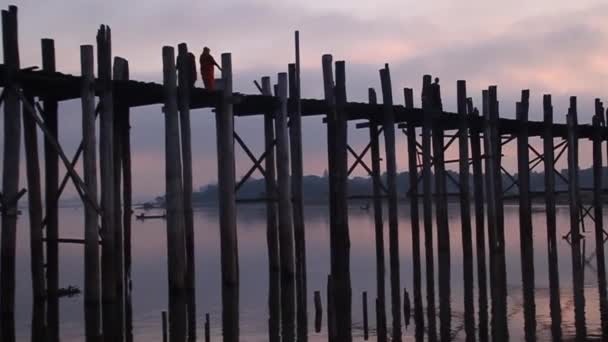 Silhuett av U Bein bron i Amarapura — Stockvideo