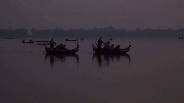 Łodzie turystyczne na jeziorze Taungthaman w Amarapura koło Mandalay, Myanmar — Wideo stockowe