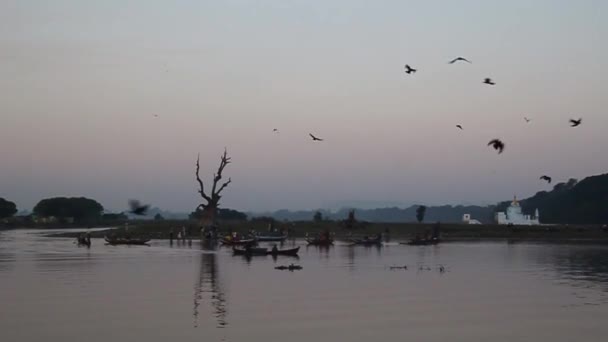 Barcos en el lago Taungthaman en Amarapura cerca de Mandalay, Myanmar — Vídeo de stock