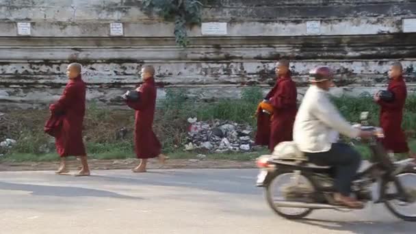Mandalay, Myanmar 'daki Mahamuni Buda Tapınağı kompleksi boyunca yürüyen Budist rahipler — Stok video