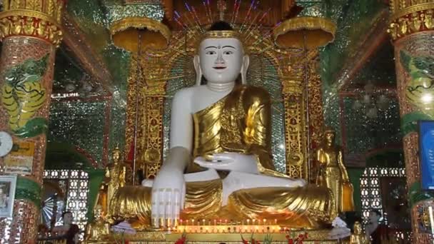 Buda gigante en Soon U Pon Nya Shin Paya templo en Sagaing, Myanmar — Vídeo de stock