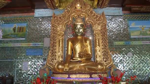 Grote Boeddha in Binnenkort U Pon Nya Shin Paya tempel in Sagaing, Myanmar — Stockvideo