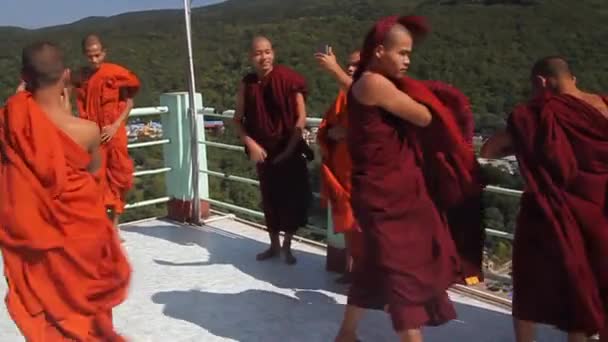 Jóvenes monjes budistas en el templo de Mt Popa, Myanmar — Vídeo de stock