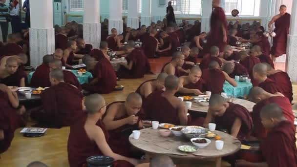 Monjes de Kya Kha Wain Kyaung templo en Bago comer su almuerzo . — Vídeo de stock