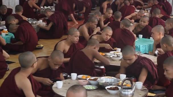 Monges de Kya Kha Wain Kyaung templo em Bago almoçar . — Vídeo de Stock