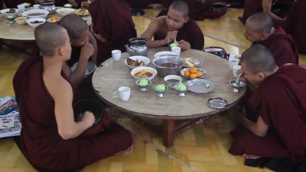 巴古Kya Kha Wain Kyaung寺的和尚们吃午饭. — 图库视频影像
