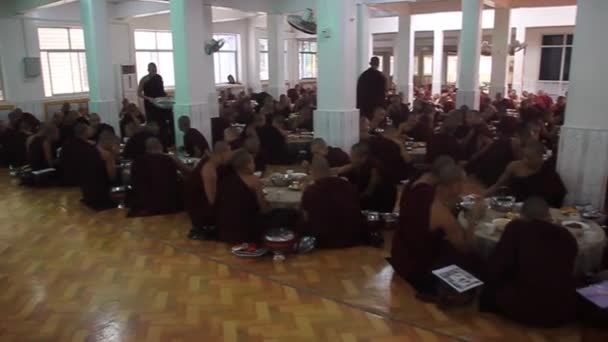 バゴーのKya Kha Wain Kyaung寺の僧侶たちは昼食を食べます. — ストック動画