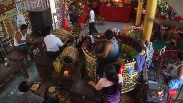 Muzikanten in Shwemawdaw Pagoda in Bago. — Stockvideo