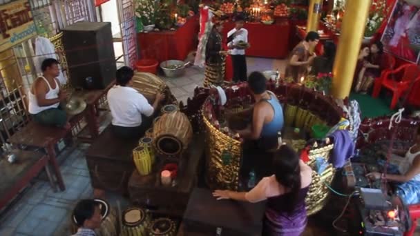 Muzikanten in Shwemawdaw Pagoda in Bago. — Stockvideo