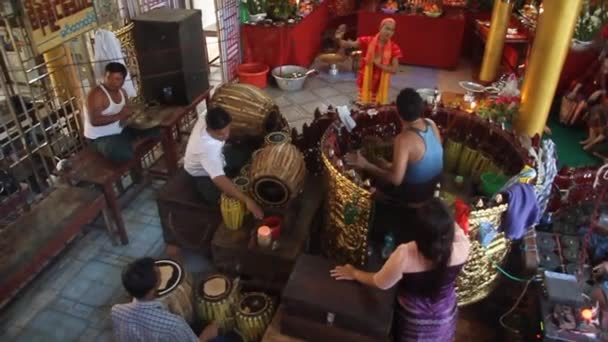 Musiker in der Shwemawdaw-Pagode in Bago. — Stockvideo