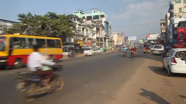 Bago 'daki Yangon-Mandalay anayolunda trafik var.. — Stok video