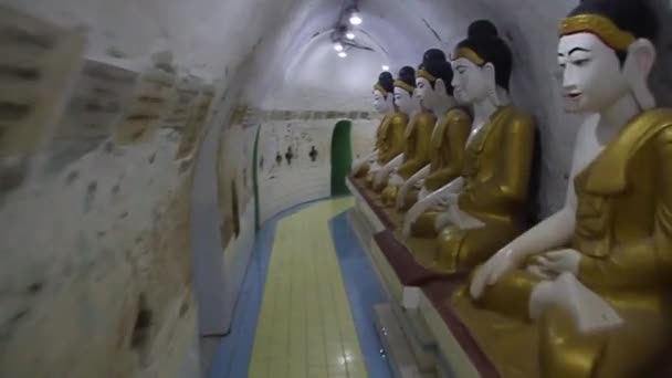 Bago 'daki Shwegugale Paya Pagoda içinde Buda heykelleri — Stok video