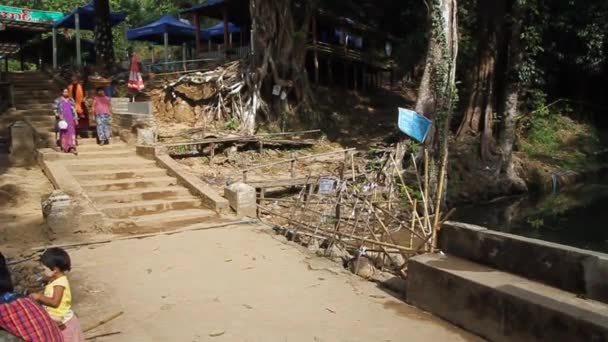 Μονοπάτι πεζοπορίας στο Όρος Kyaiktiyo Golden Rock, Μιανμάρ — Αρχείο Βίντεο