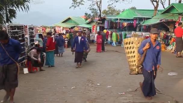 Ludzie i stragany na górze Kyaiktiyo Golden Rock, Myanmar — Wideo stockowe