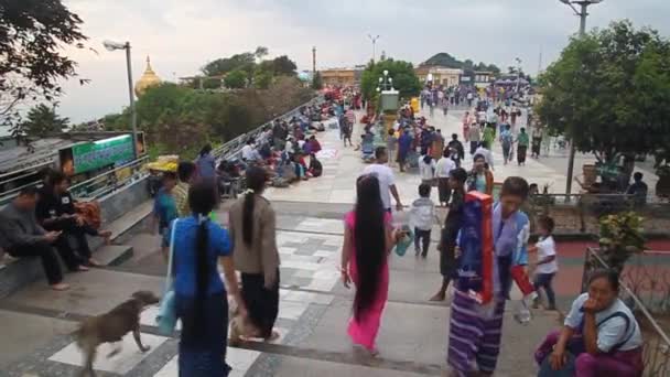 Crowds of pilgrims rest at the top of Mt Kyaiktiyo Golden Rock , Myanmar — Stock Video